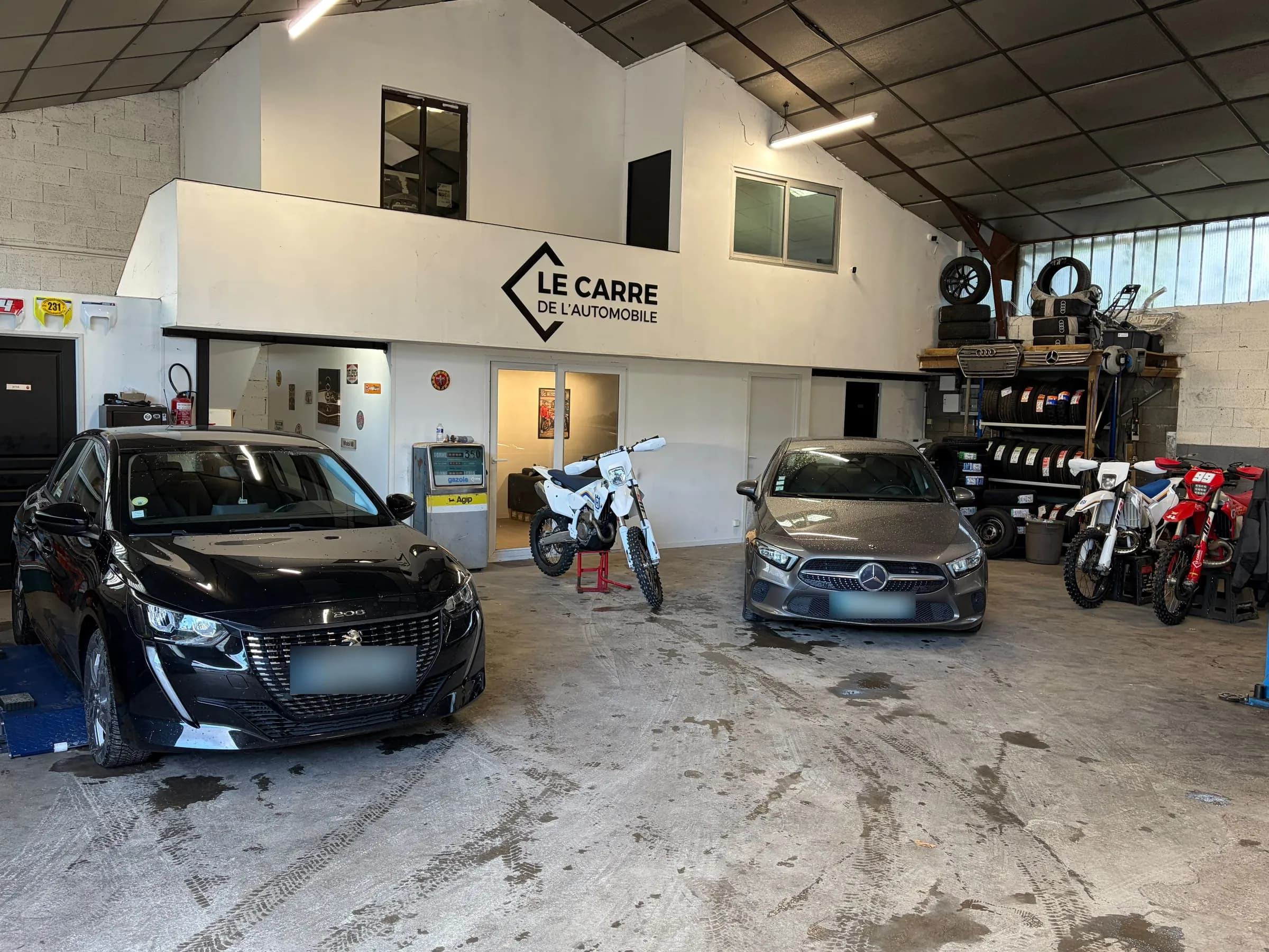 L'intérieur du garage sous l'enseigne Le Carré de l'Automobile